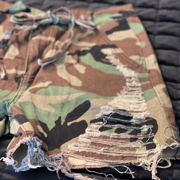 Micas Distressed Camo Print Shorts - Picture 8 of 9